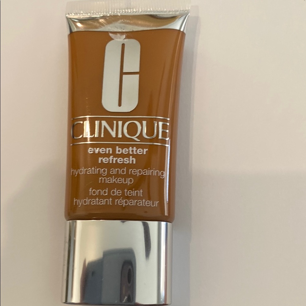 Clinique Even Better Refresh Hydrating and Repairing Makeup - Tan